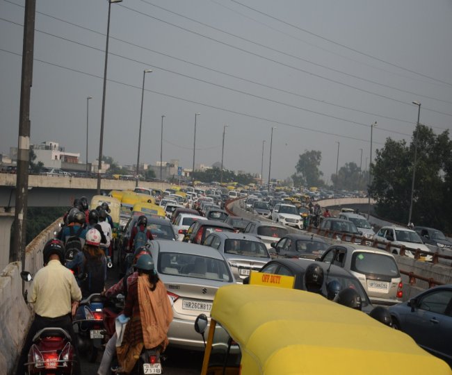 Pics दिल्ली मेें कई मुख्य मार्गों पर लगा भीषण जाम, परेशानी से बचने के